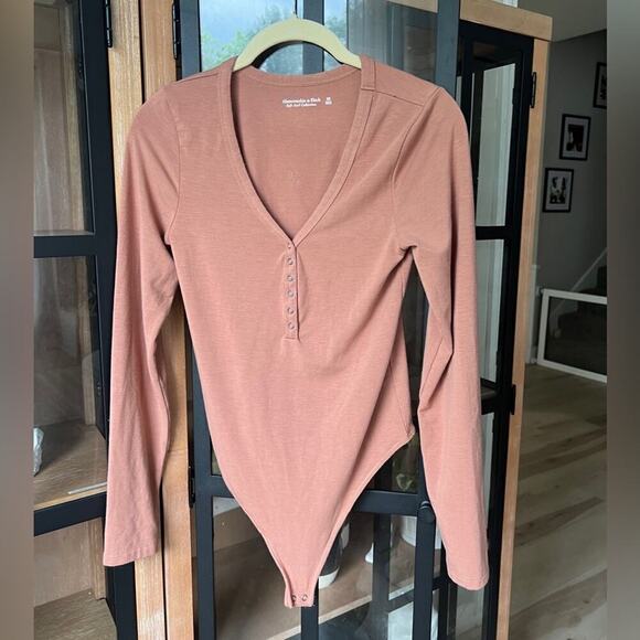 Abercrombie bodysuit seamless rust terracota long sleeves Henley vneck top - Picture 2 of 5